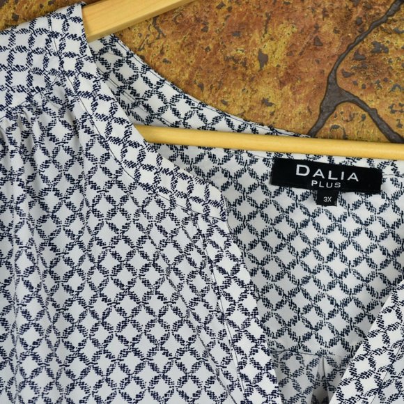 DALIA Tunic Top in Black and White - Picture 2 of 4